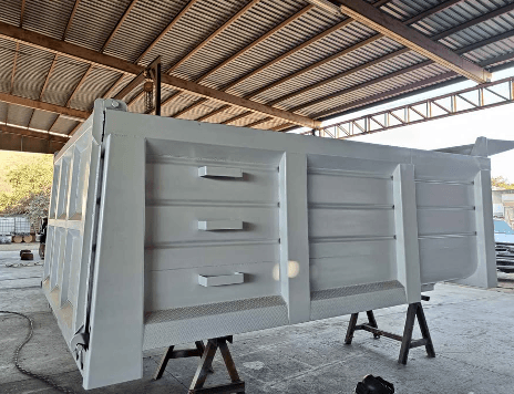 Caja de volteo para transporte de materiales
